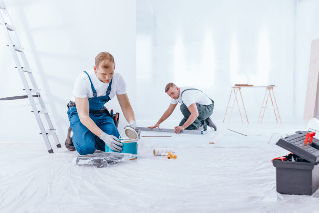 Painter during interior finishing work pintores empresa saneamiento henares locales