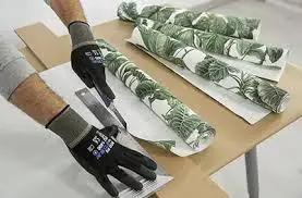 linea-vertival-con-nivel Trazamos una línea vertical con nivel
para que la primera tira quede perfecta y el resto “case” sin desplazamientos.
Instalamos con adhesivos adecuados para cada papel (tradicional, vinílico o TNT).