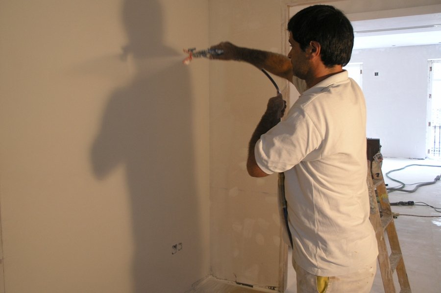 Pasillo con paredes lisas y pintadas