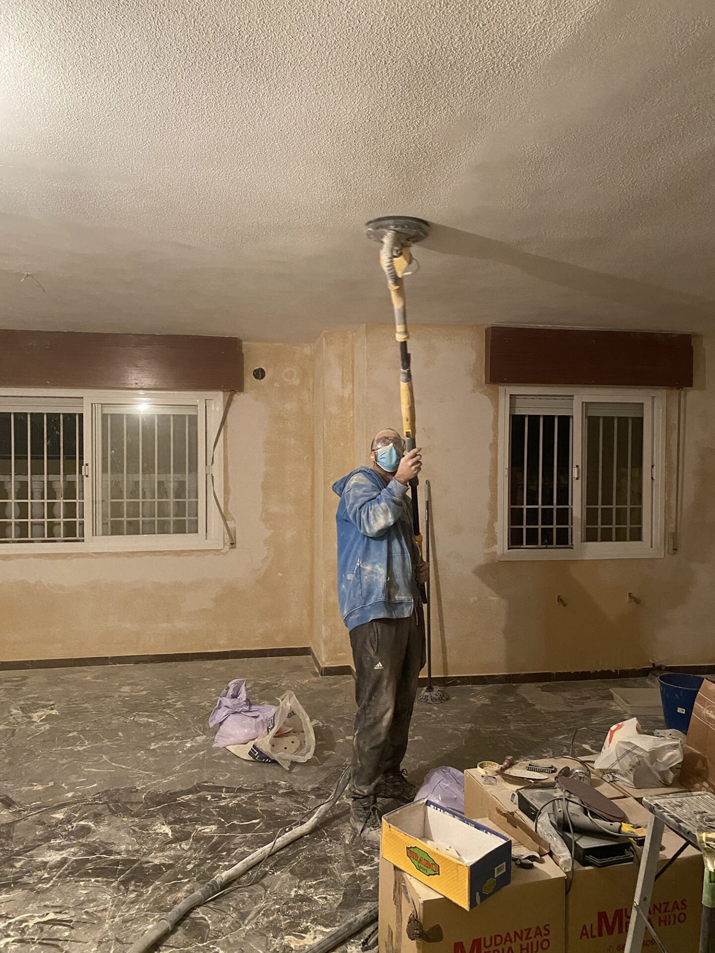 Piso antiguo renovado con paredes lisas para alquiler o venta