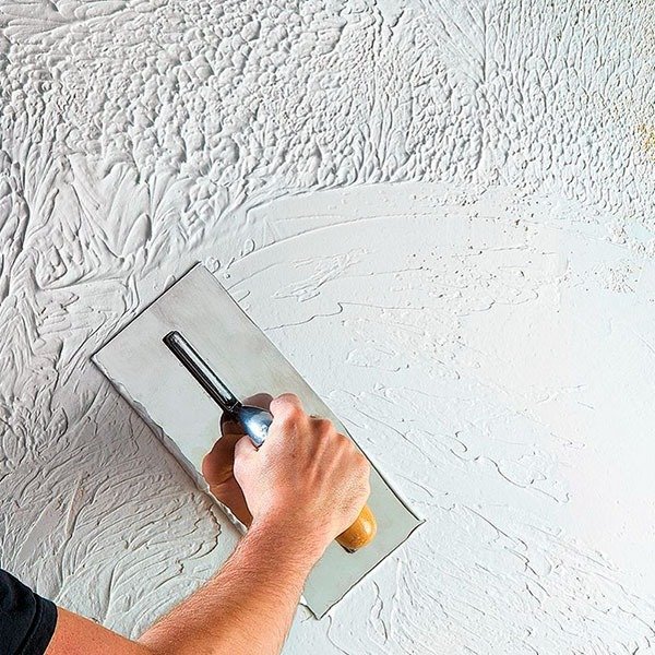 Pared alisada tras eliminar el gotelé en una vivienda de Madrid