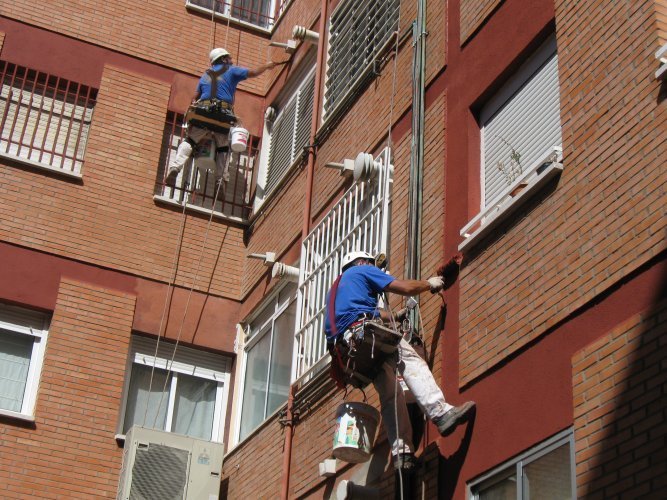 Fachada de edificio rehabilitada y pintada en Madrid