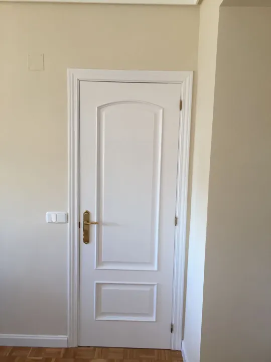 Reparación de puerta lacada con golpes y arañazos