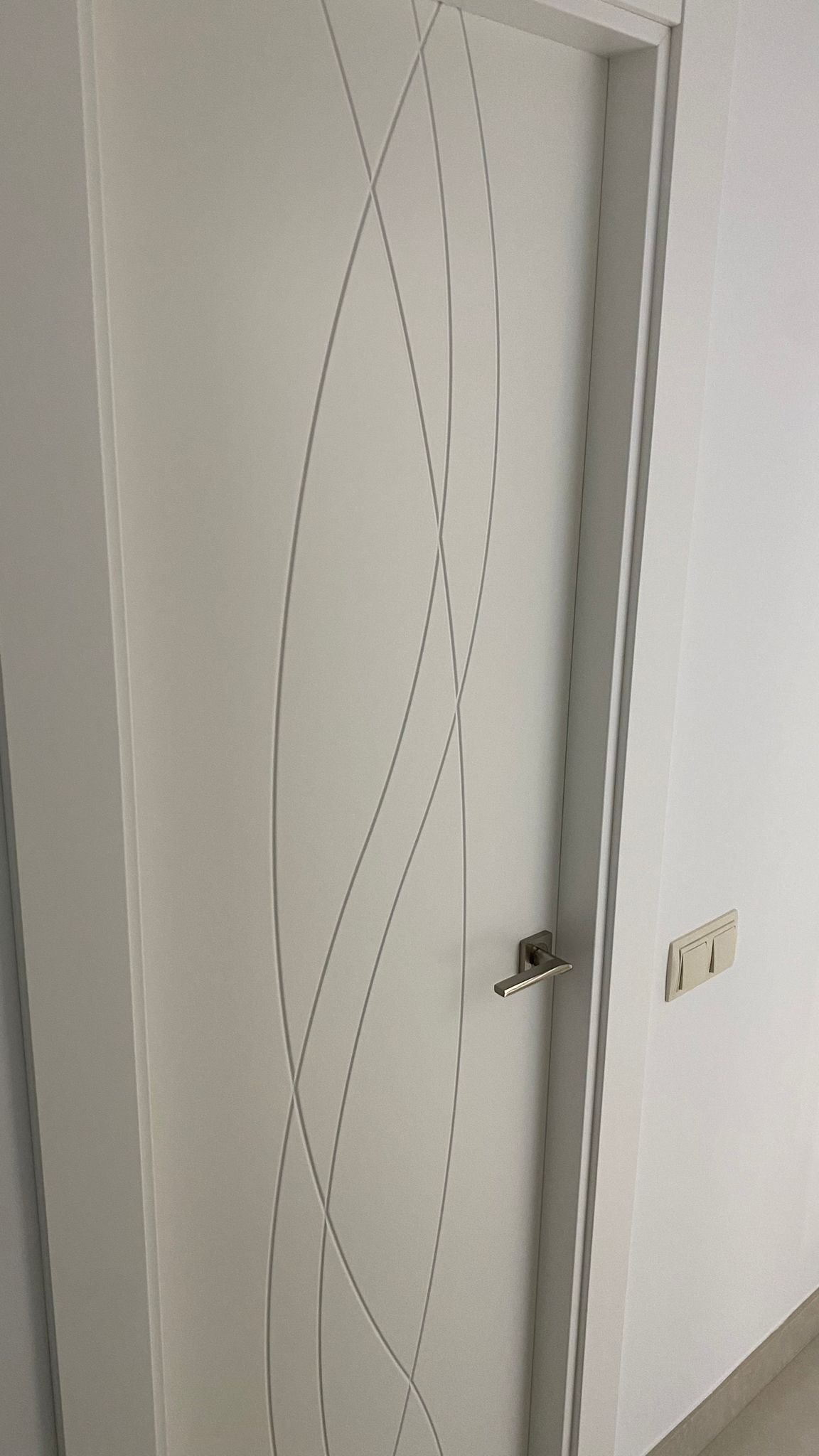 Salón con puertas y rodapiés lacados en blanco en Madrid