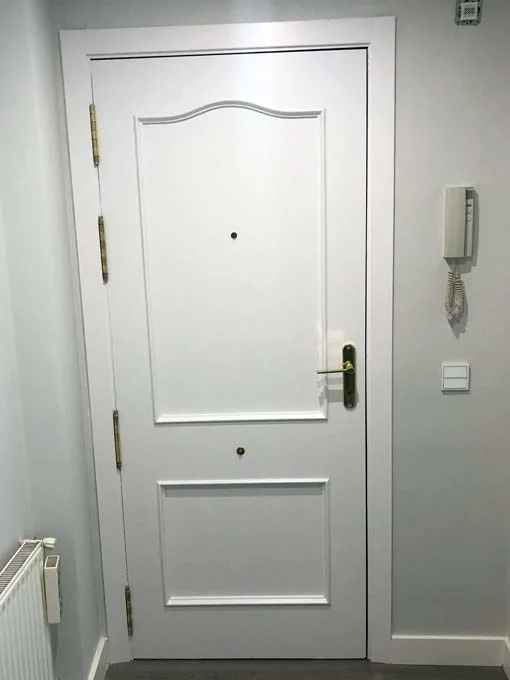 Puerta lacada en blanco con acabado profesional en una vivienda de Madrid