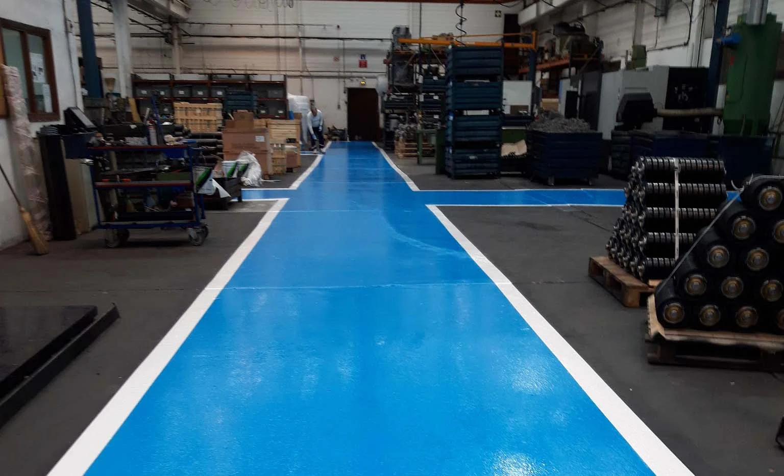 Suelo epoxi terminado en nave industrial de Madrid