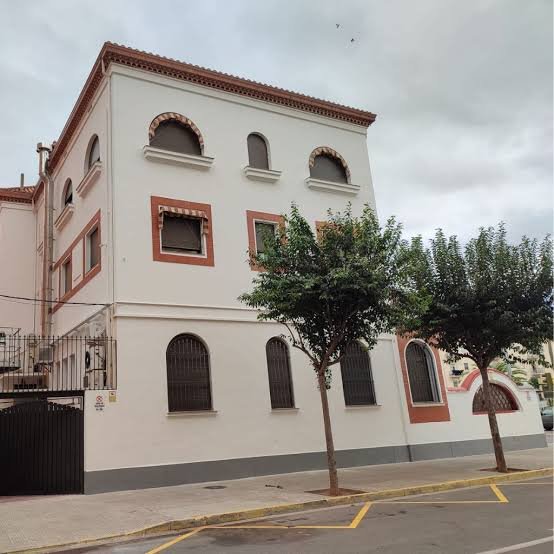 Edificio con andamio durante la rehabilitación de fachada