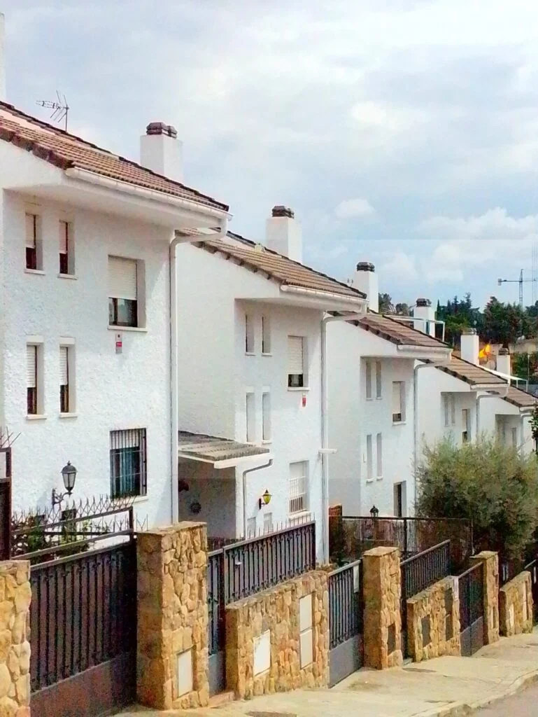 Fachada de comunidad de vecinos pintada en Madrid